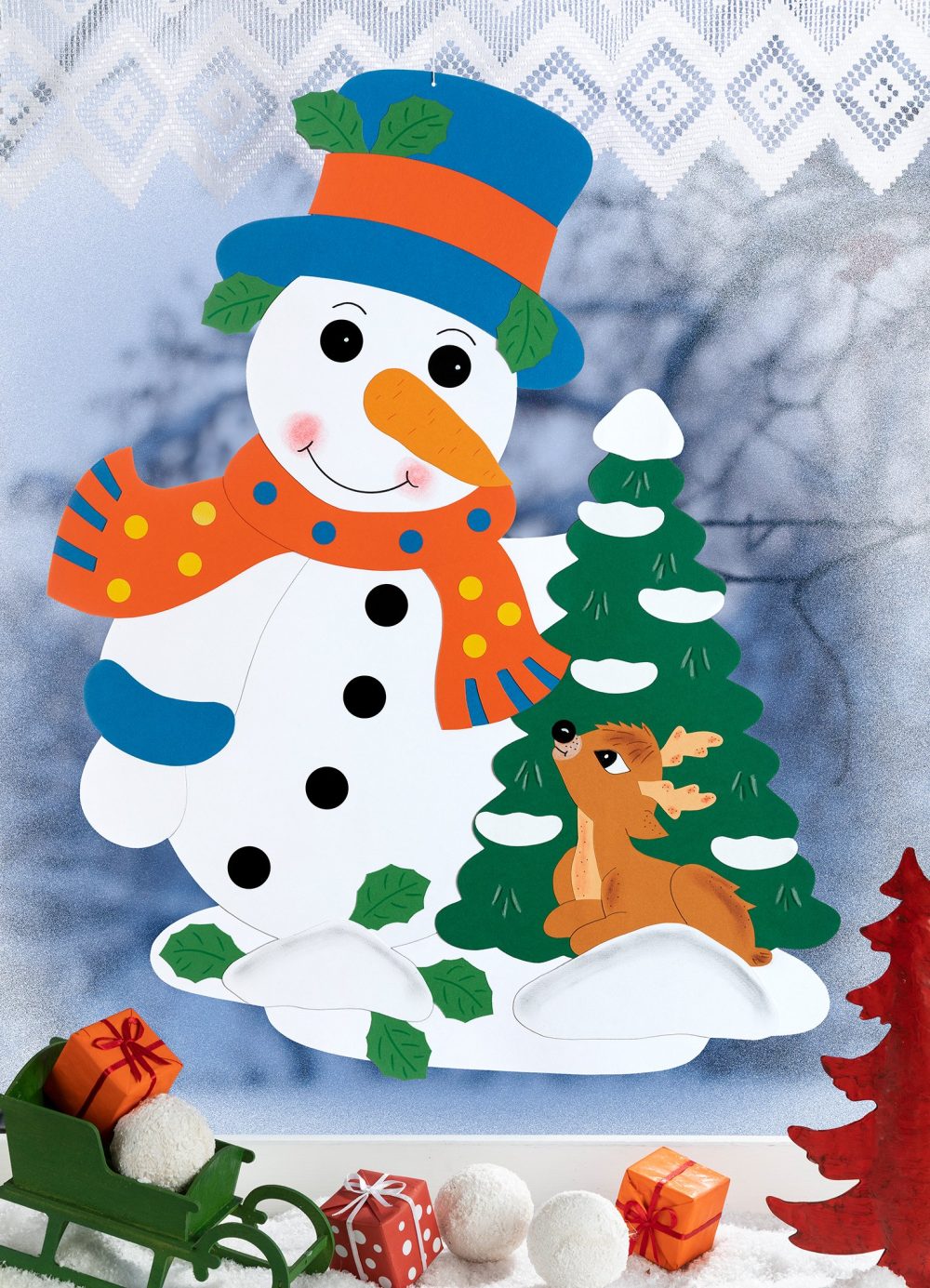 Das Fensterbild „Niklas“ zaubert winterliche Freude in dein Zuhause! Der fröhliche Schneemann Niklas mit seiner blauen Zylinder-Mütze und dem orangefarbenen Schal begrüßt den Winter herzlich. Neben ihm steht ein kleiner, neugieriger Hirsch am verschneiten Tannenbaum. Diese liebevoll gestaltete Fensterdeko sorgt für eine gemütliche und festliche Atmosphäre – perfekt für Wohnzimmer, Kinderzimmer oder Eingangsbereiche.
