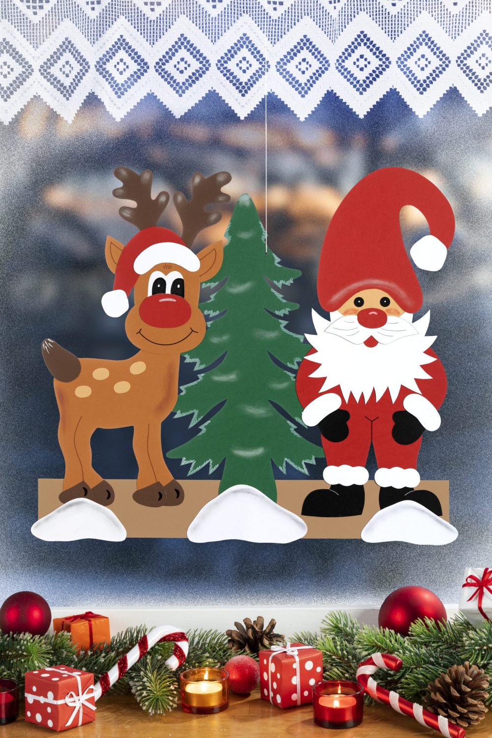 Mit der liebevoll gestalteten „Winterdeko“ bringst du festliche Stimmung direkt ans Fenster! Der fröhliche Weihnachtsmann mit seinem langen roten Hut steht zusammen mit einem niedlichen Rentier und einem verschneiten Tannenbaum auf einer kleinen Schneelandschaft. Diese zauberhafte Fensterdekoration ist perfekt, um Wohnzimmer, Kinderzimmer oder Eingangsbereiche winterlich und weihnachtlich zu schmücken.